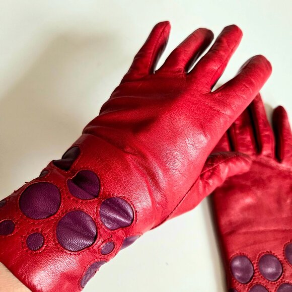 Redfish design red leather gloves with purple circles details. - Picture 1 of 8